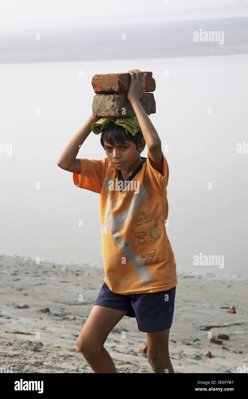 Child labor india bricks hi-res stock photography and images - Alamy