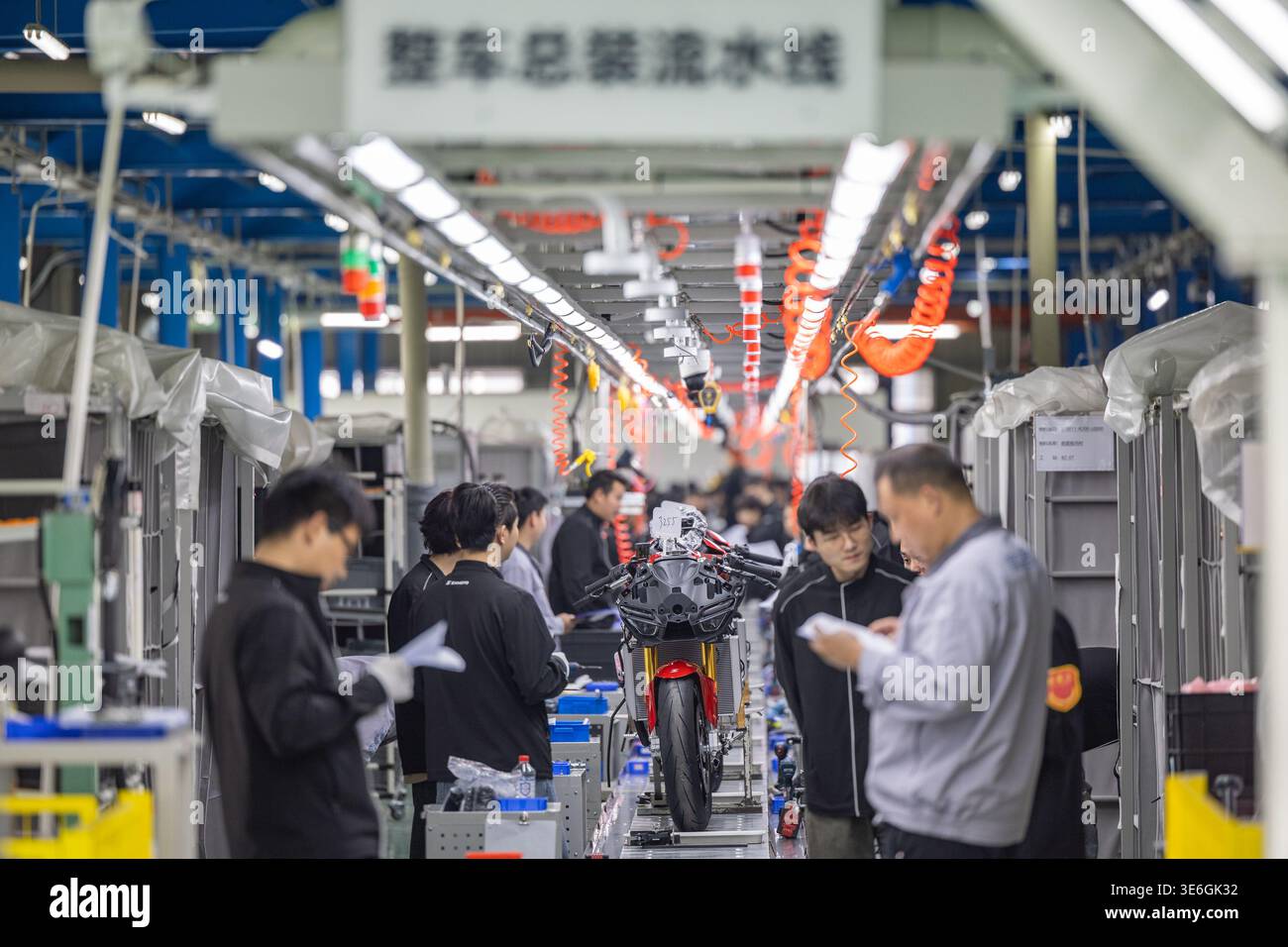 260407) -- BEIJING, April 7, 2026 (Xinhua) -- Employees work on an