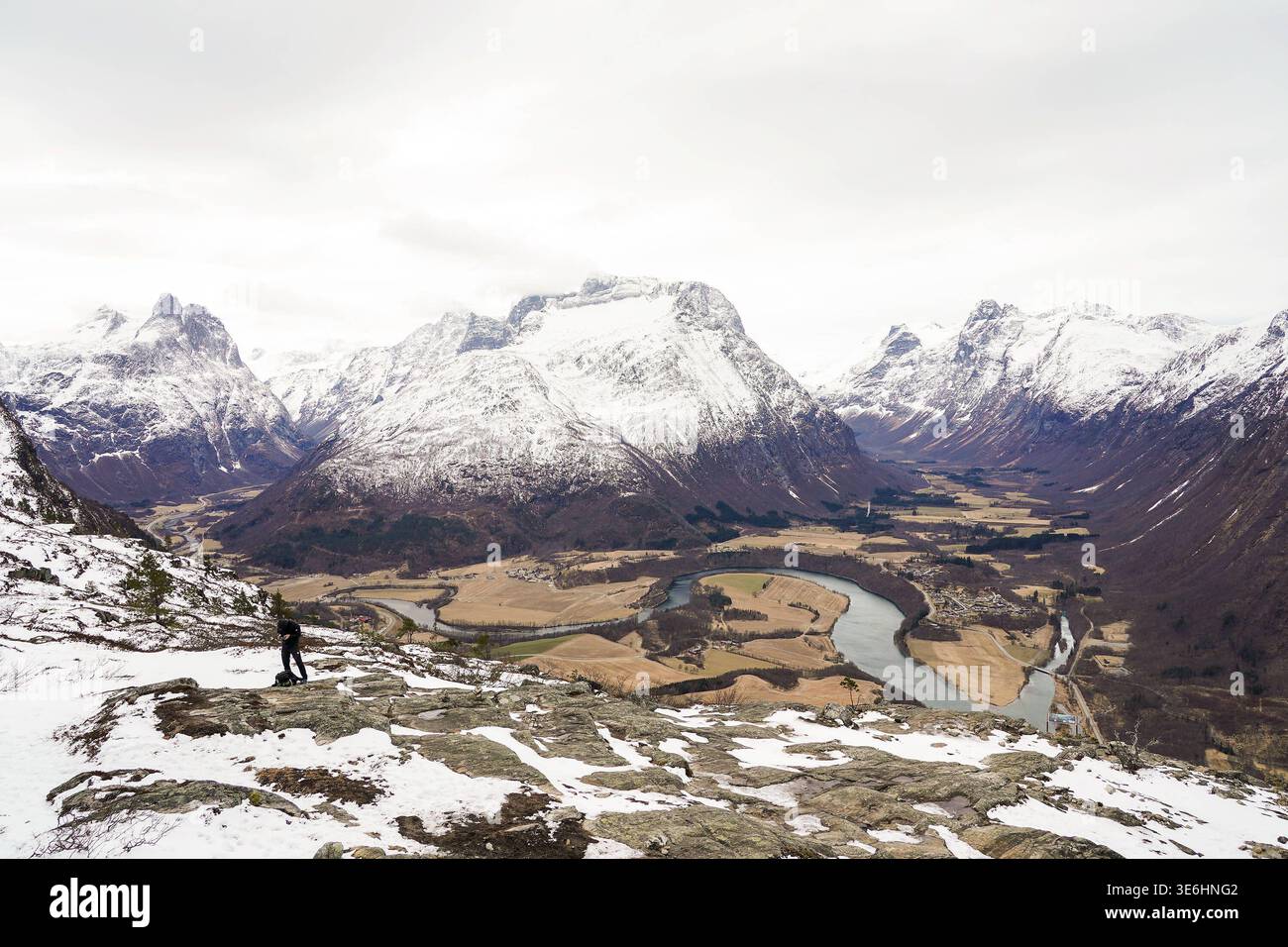 Blick vom Berg Nesaksla bei Andalsnes auf die Rauma - Andalsnes 05.04. ...