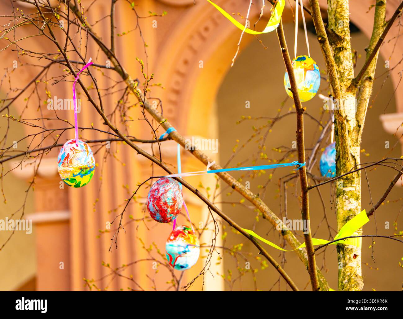 Osterdekoration in Bäumen von Lemgo, Deutschland Stock Photo