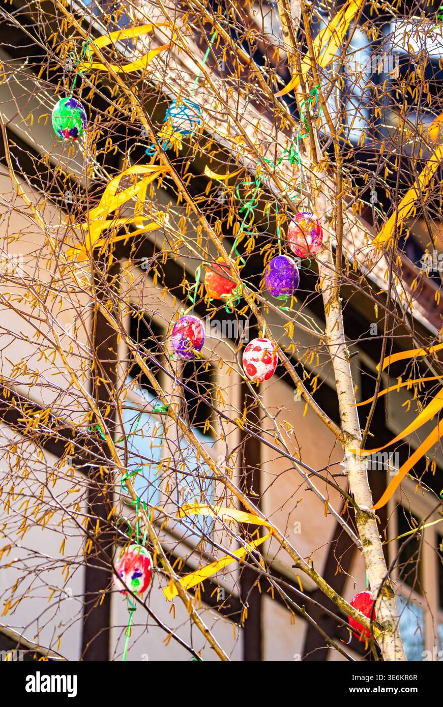 Osterdekoration in Bäumen von Lemgo, Deutschland Stock Photo