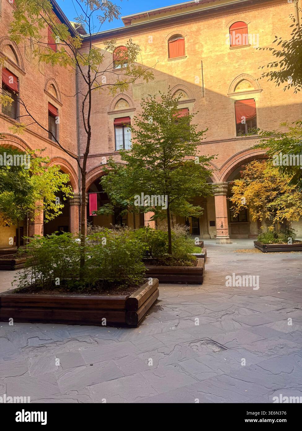 Brick courtyard and walkways hi-res stock photography and images - Alamy