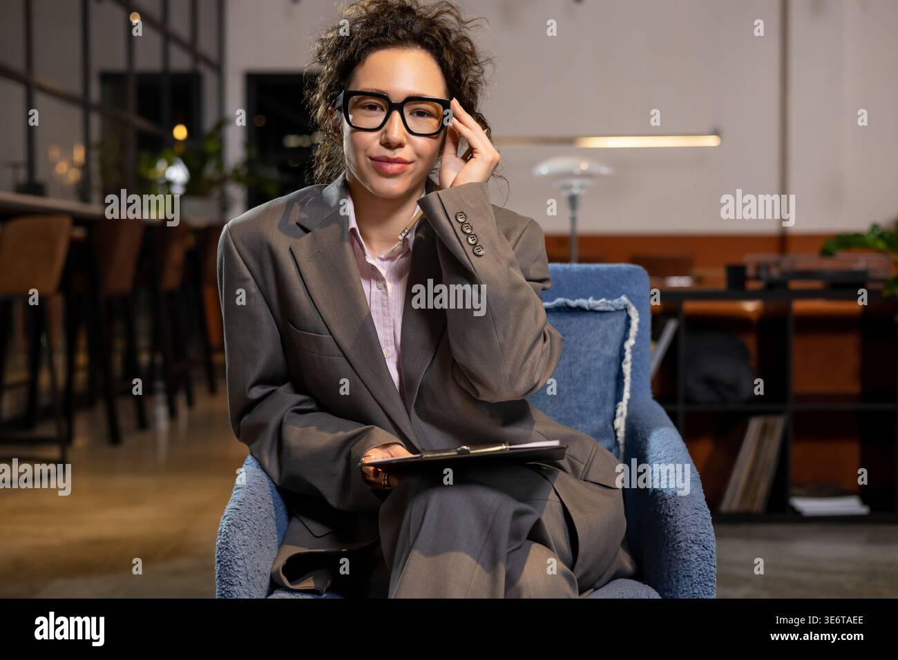 Woman wearing glasses pink hi-res stock photography and images - Alamy