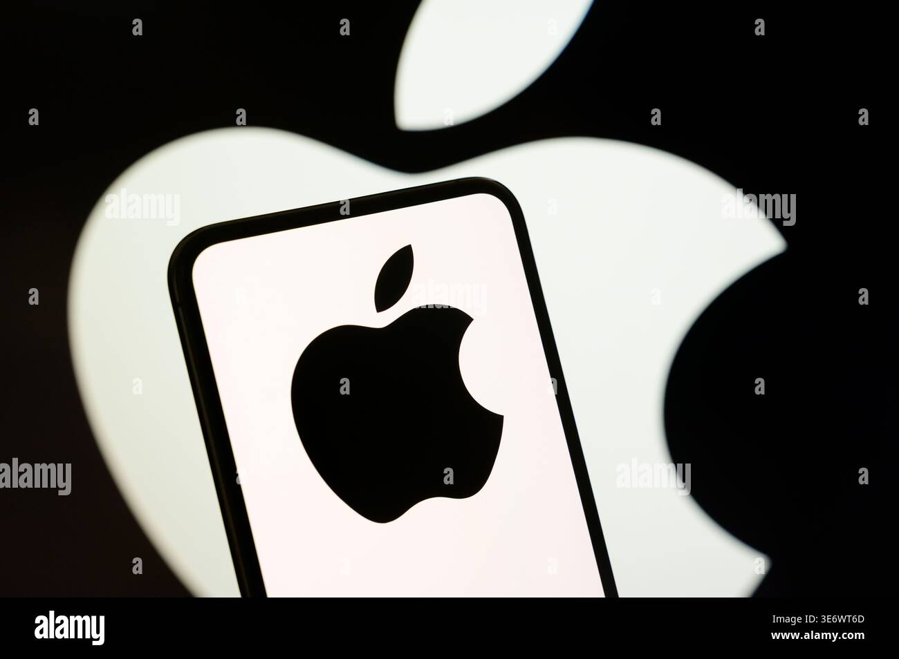 Apple iphone 8 hi-res stock photography and images - Alamy