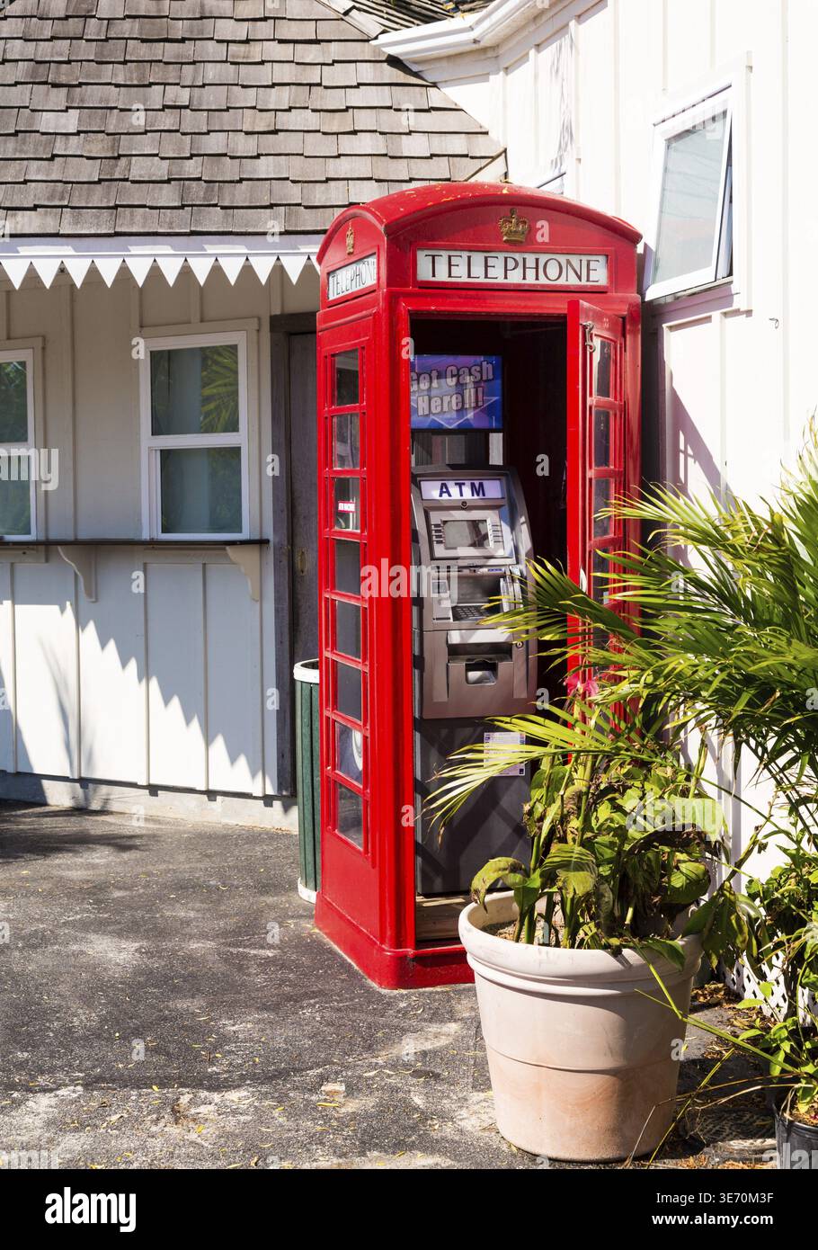 American red telephone booth hi-res stock photography and images - Alamy