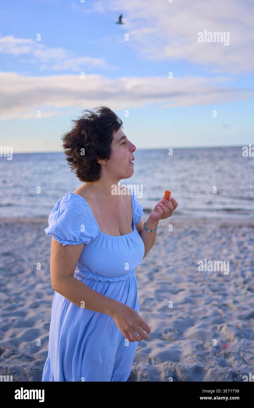 Changing clothes on a beach hi-res stock photography and images - Alamy