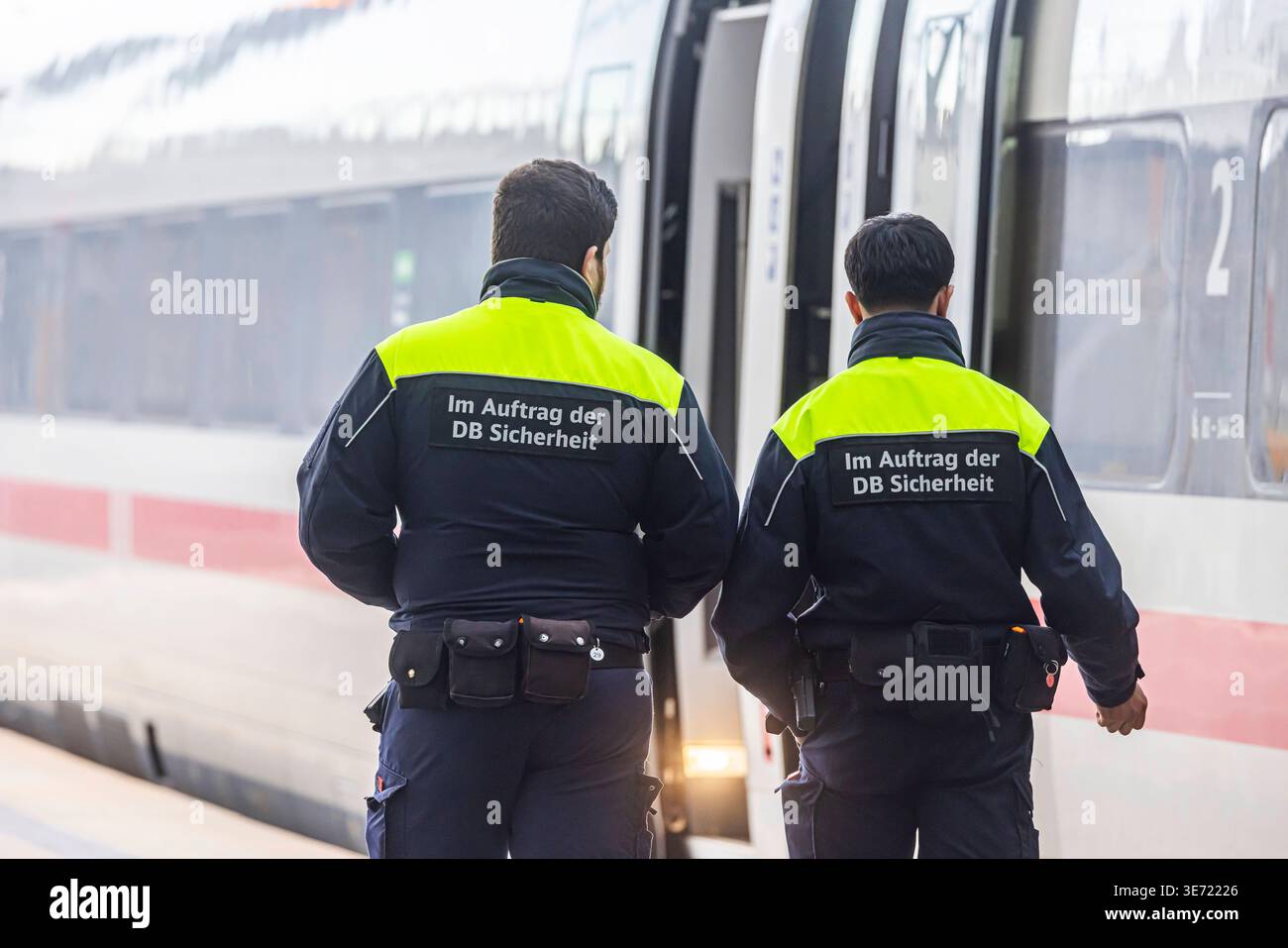Hauptbahnhof Berlin. Security im Auftrag von DB Sicherheit am Bahnsteig ...