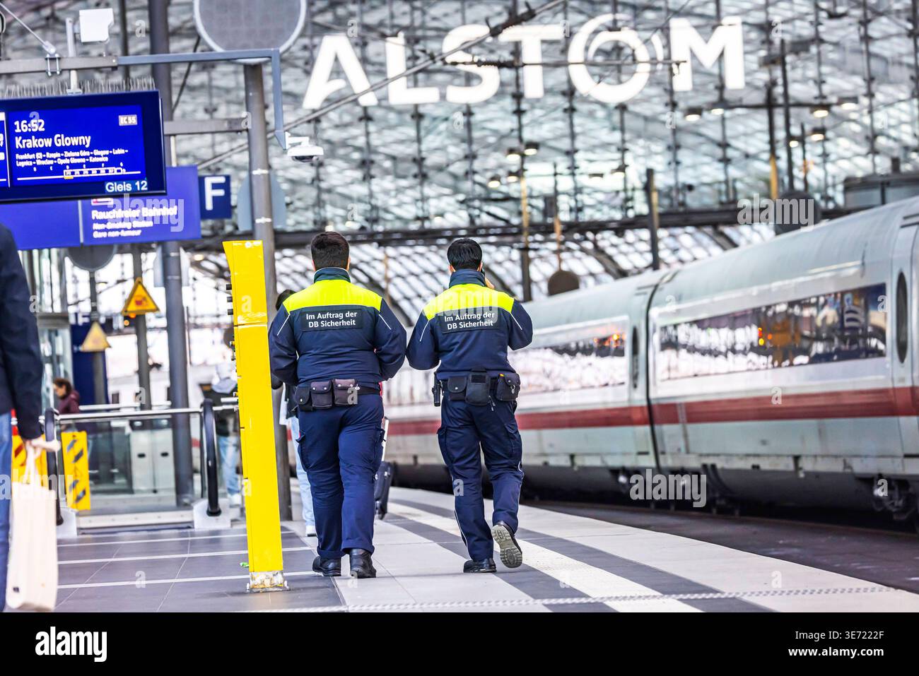 Hauptbahnhof Berlin. Security im Auftrag von DB Sicherheit am Bahnsteig ...