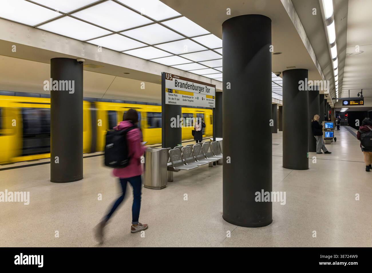 U-Bahnhof Brandenburger Tor mit Stationsschild am Bahnsteig. U-Bahn ...