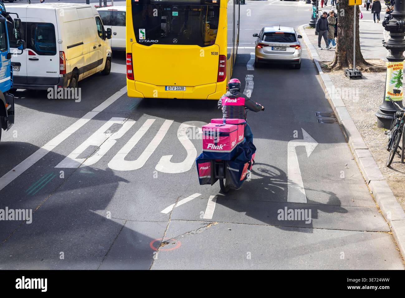 Flink Rider Radfahrer unterwegs auf den Straßen von Berlin. Busspur. Rider des ...