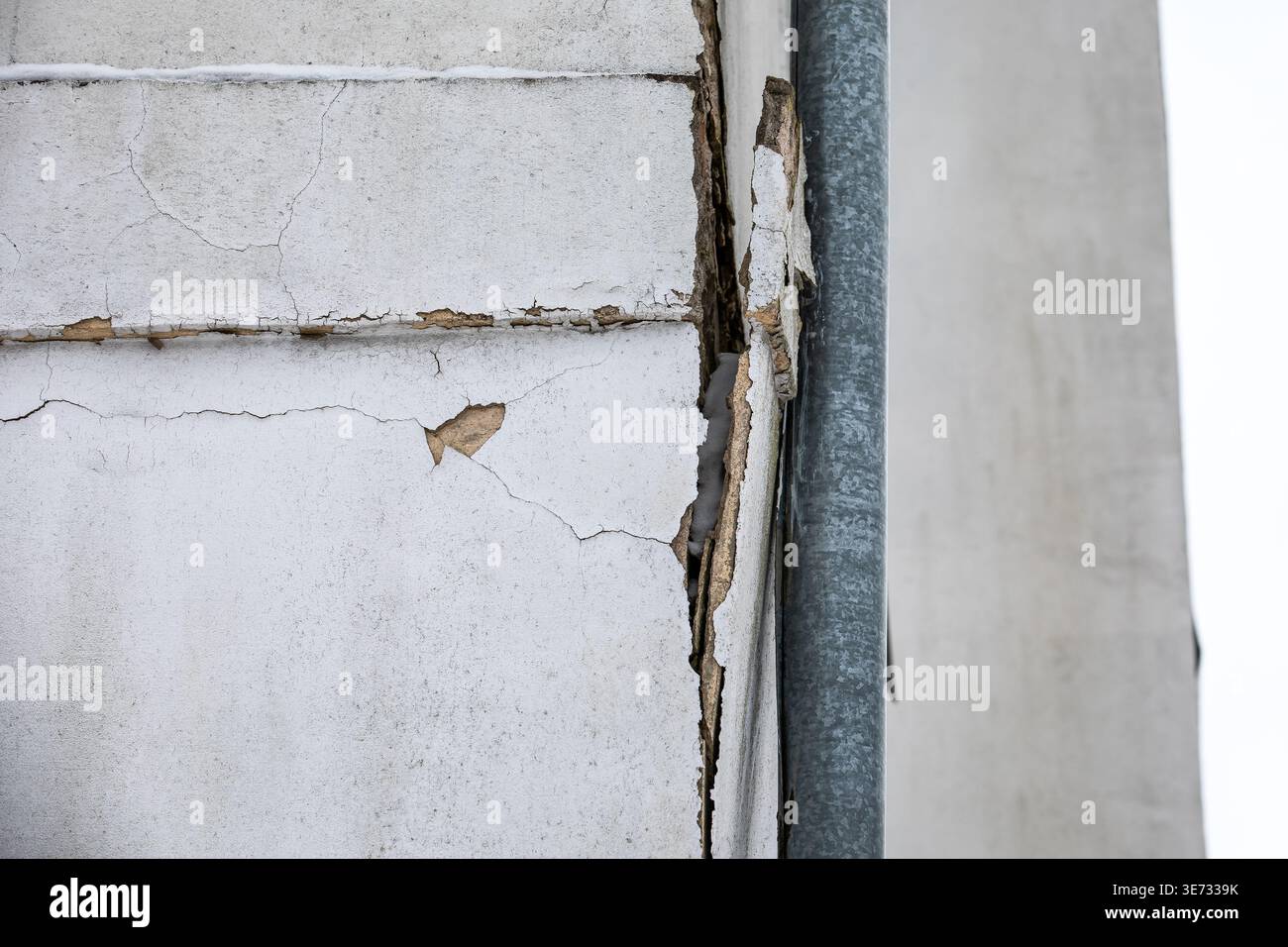 Exploding Plaster Wall Exterior Building Wall Showing Severe Plaster Cracks And Exposed ...