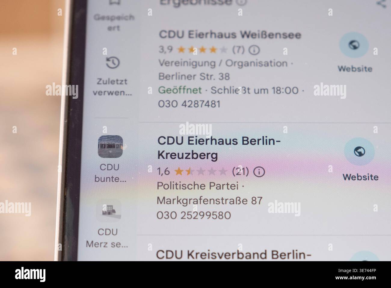 Protest gegen die CDU und Merz. Manipulierte Google-Einträge CDU ...