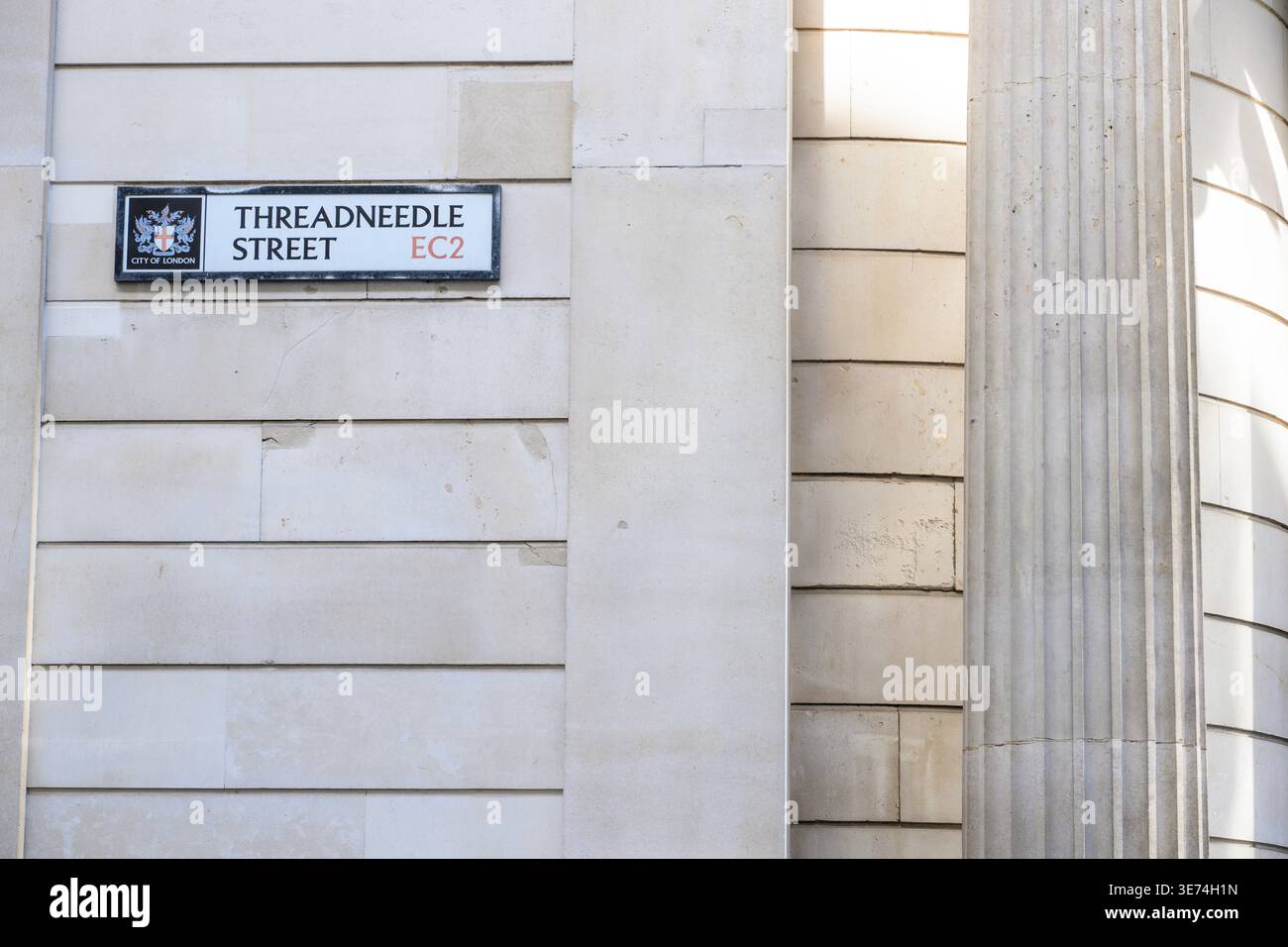 Threadneedle street sign hi-res stock photography and images - Alamy