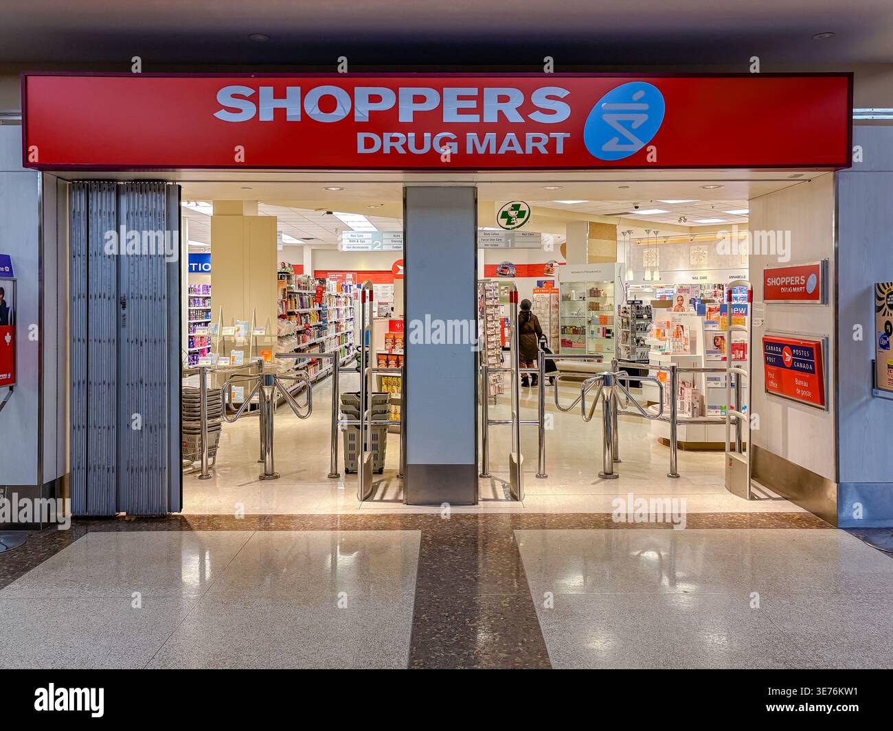 does shoppers drug mart sell cigarettes Canadian drugstore hi-res stock photography and images