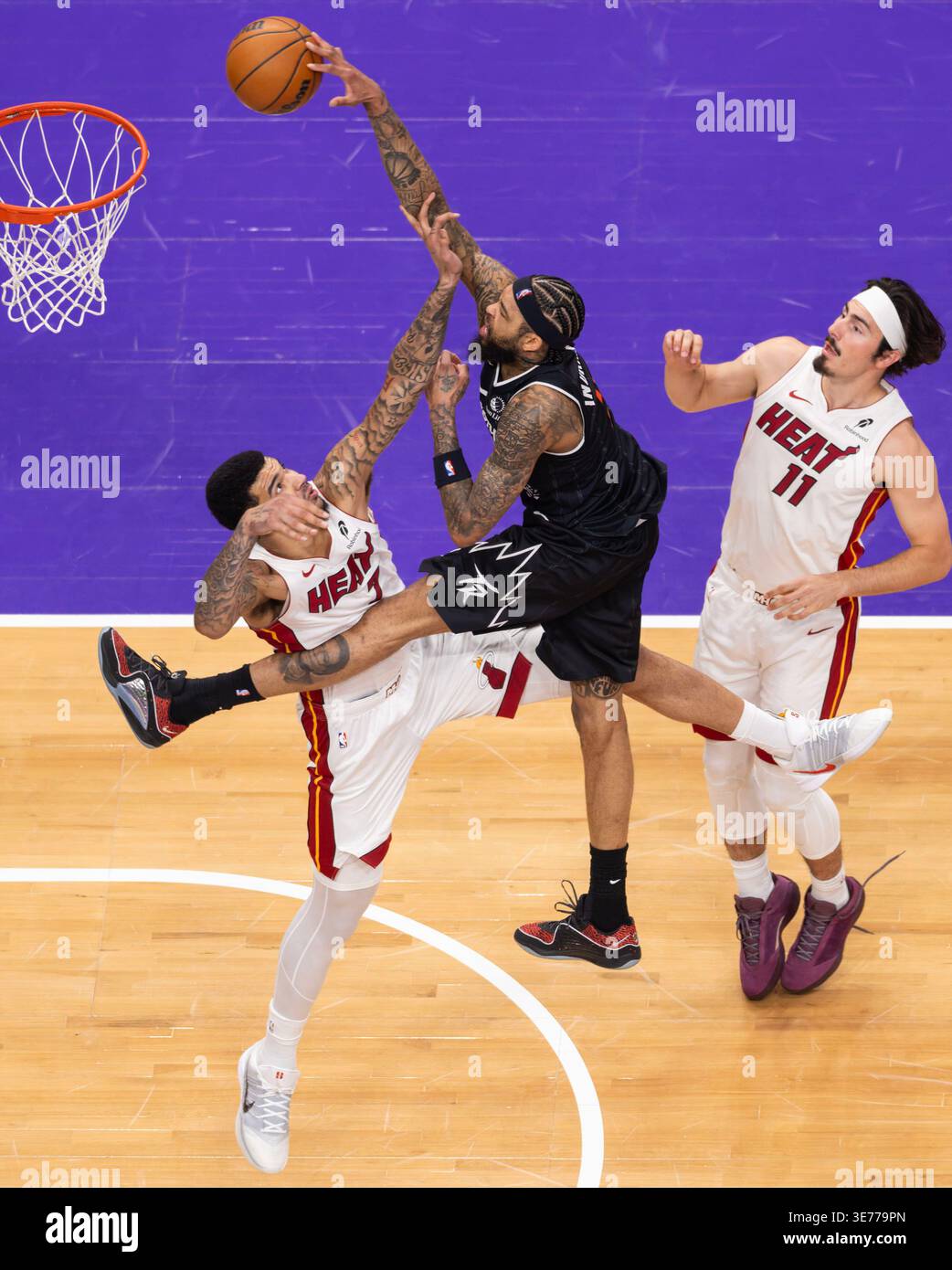 (260410) -- TORONTO, April 10, 2026 (Xinhua) -- Brandon Ingram (C) of ...