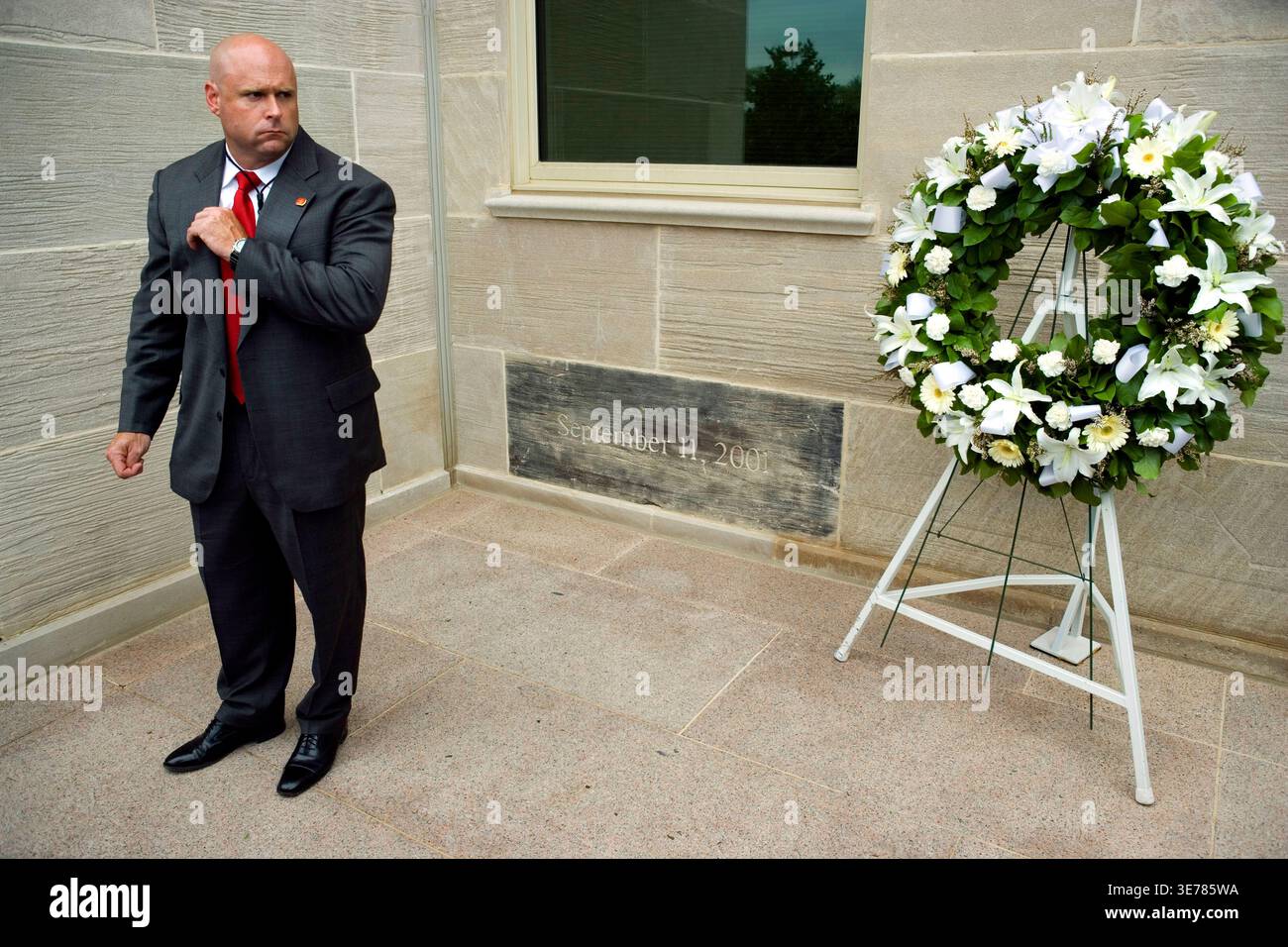 President Bush attends wreath-laying ceremony at the Pentagon, commemorating 5th anniversary of 911 attacks Stock Photo