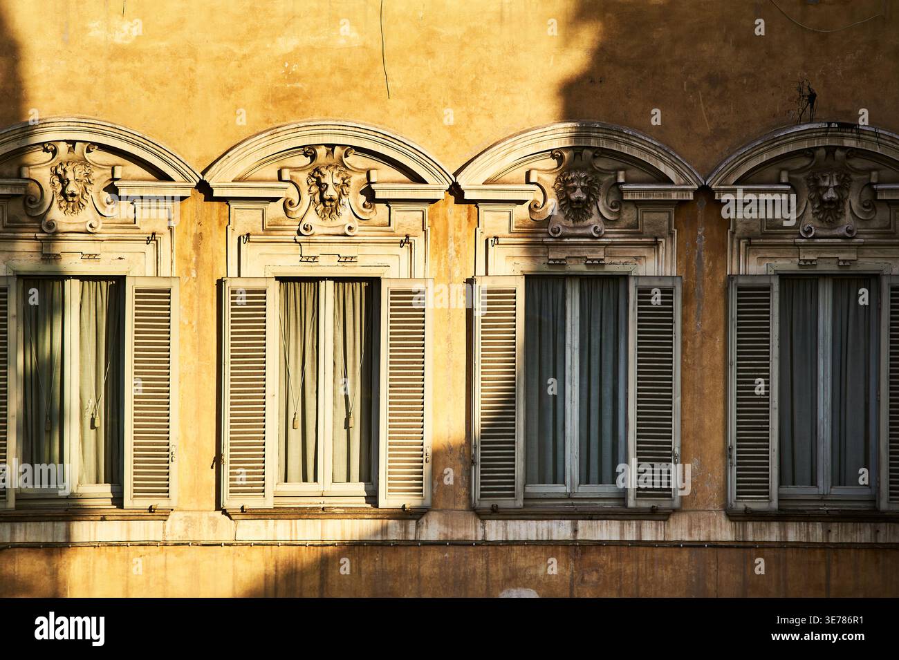 Windows hinting hi-res stock photography and images - Alamy