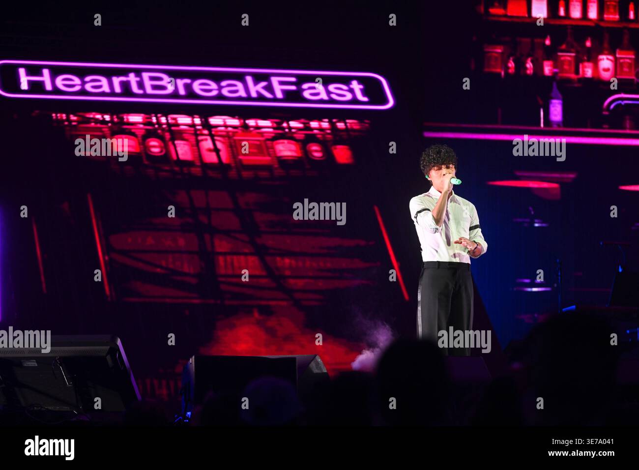 Crowd Lu Kuang-chung, the Taiwan singer during the 'HeartBreakFast ...
