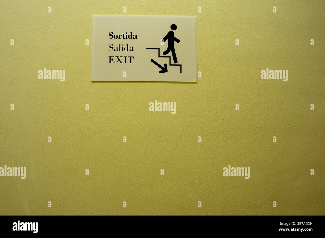 Indicación de salida en tres idiomas castellano, catalán , inglés sortida, salida,  exit Stock Photo