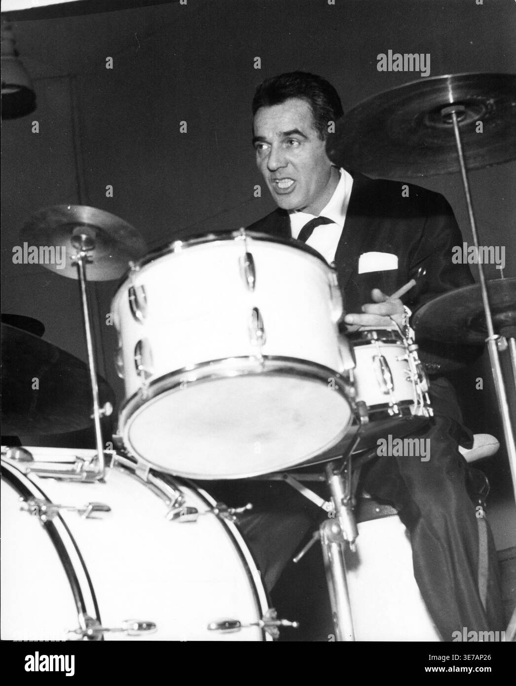 Der amerikanische Jazzschlagzeuger Gene Krupa bei einem Jazzkonzert in München, 1955. Berühmt wurde er für seine langen Drum-Soli. Original Fotografie Stock Photo