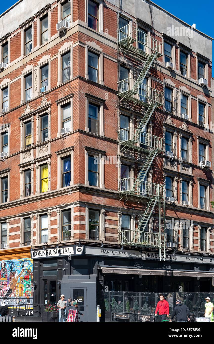 Harlem street hi-res stock photography and images - Alamy