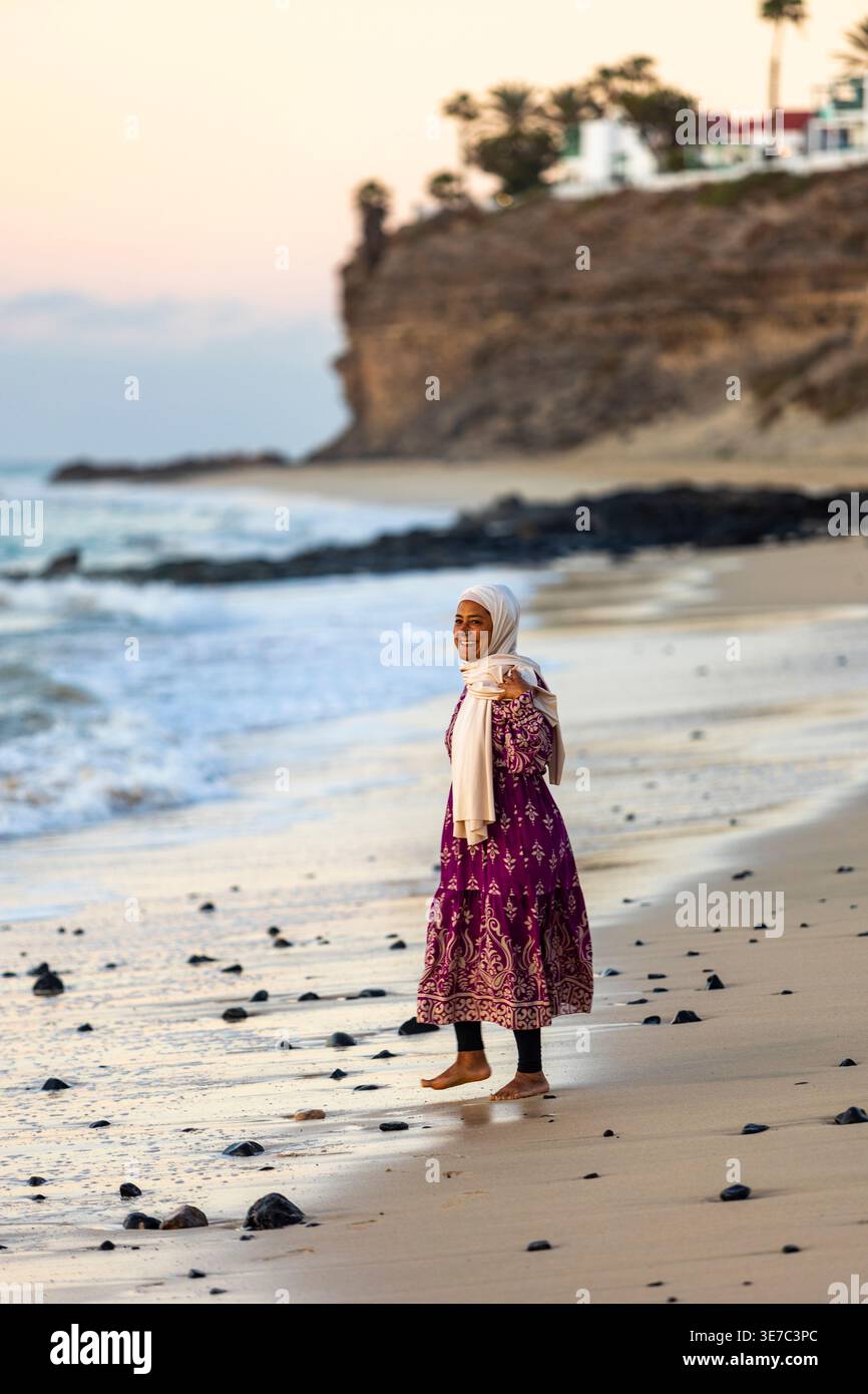 Muslim women walking on beach hi-res stock photography and images - Alamy Muslim women walking on beach hi-res stock photography and images - Alamy