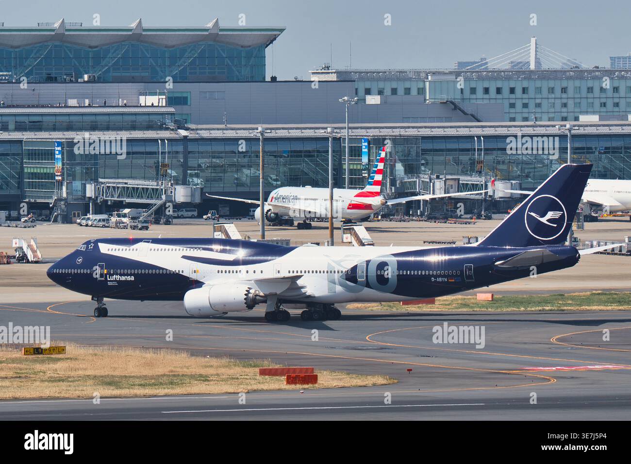 Lufthansa boeing 747 8 hi-res stock photography and images - Alamy