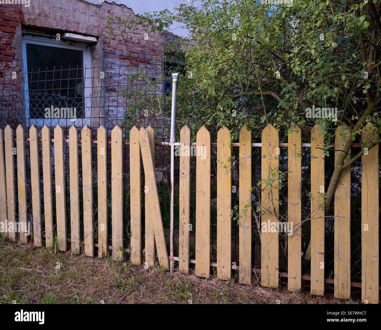 Broken wooden fence hi-res stock photography and images - Alamy