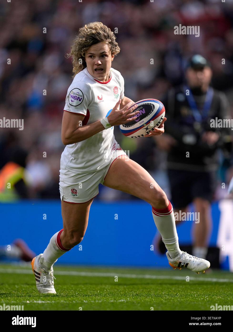 england-s-ellie-kildunne-runs-in-to-score-a-try-during-the-guinness