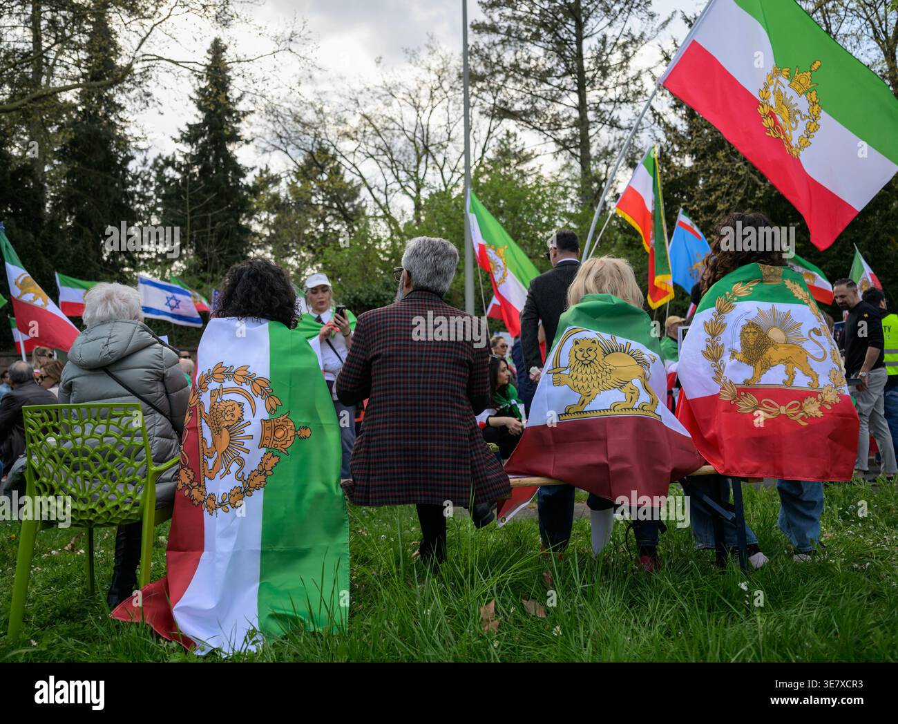 11 April 2026, Hesse, Frankfurt/Main: Participants of the pro-USA and ...