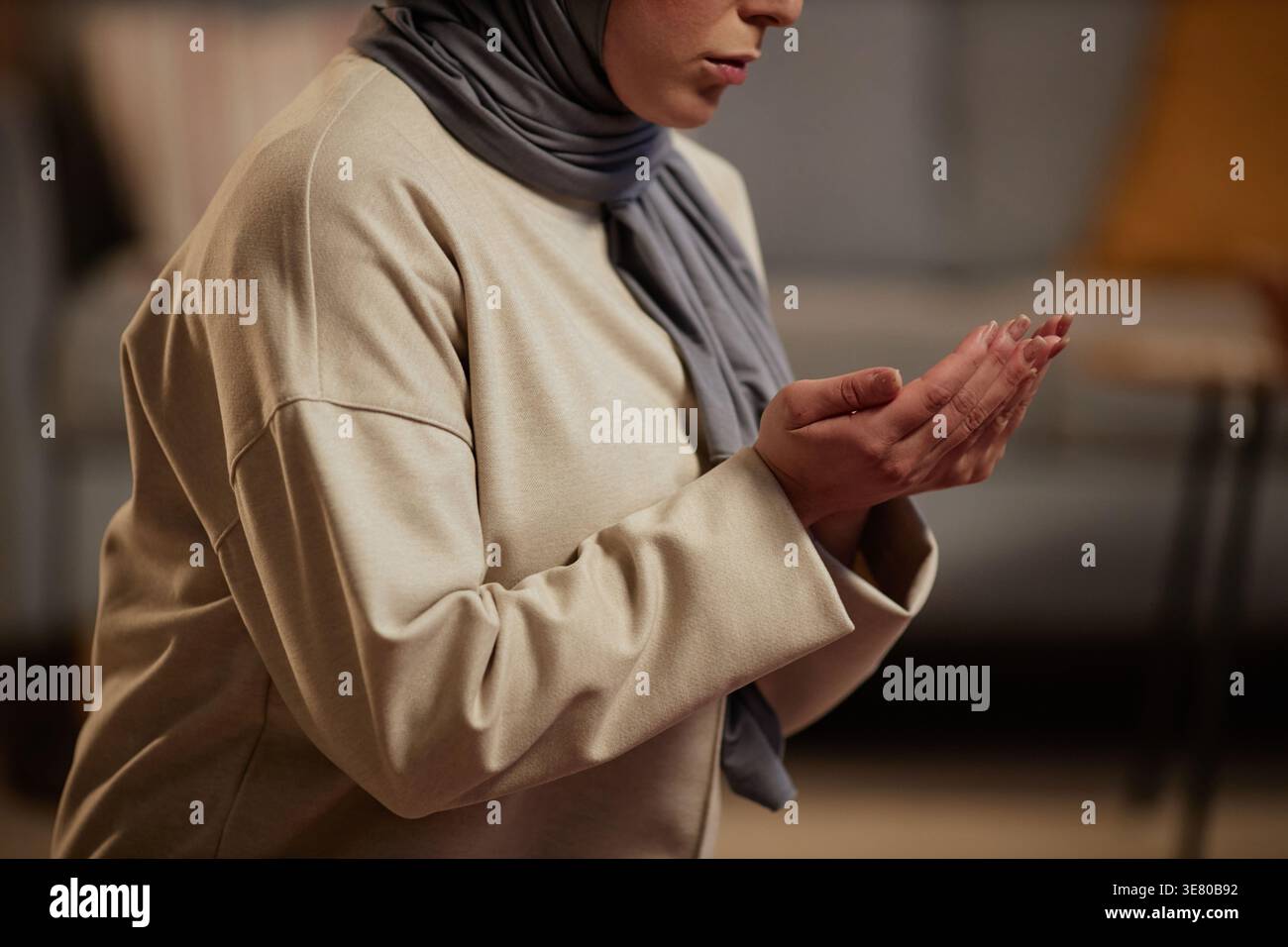 Muslim woman kneeling on floor hi-res stock photography and images - Alamy