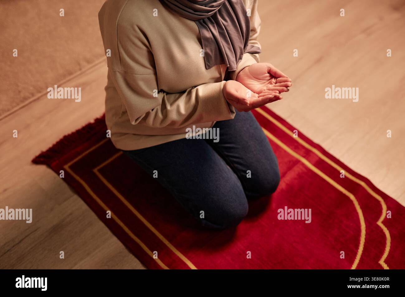 Muslim woman kneeling on floor hi-res stock photography and images - Alamy