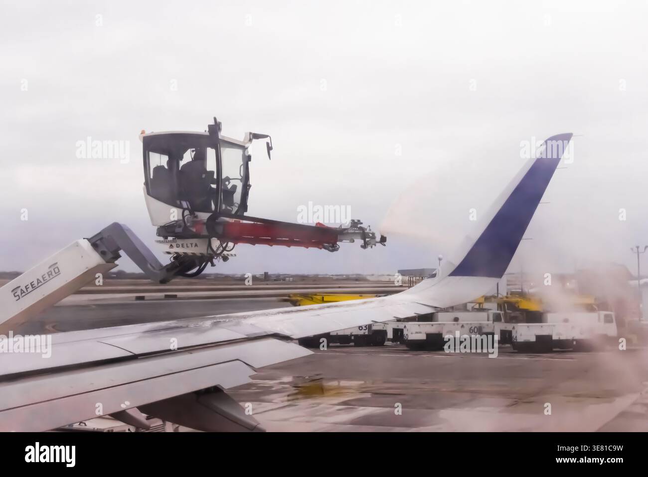Applying deicing fluid on a Delta flight prior to takeoff in Detroit, MI, USA [No release; editorial licensing only] Stock Photo