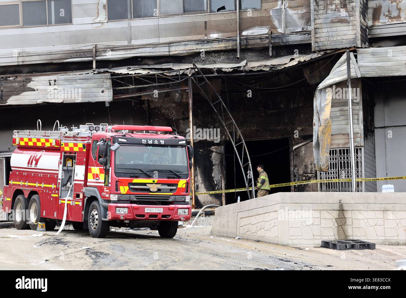 Fire at cold storage warehouse Investigators conduct a probe into the ...