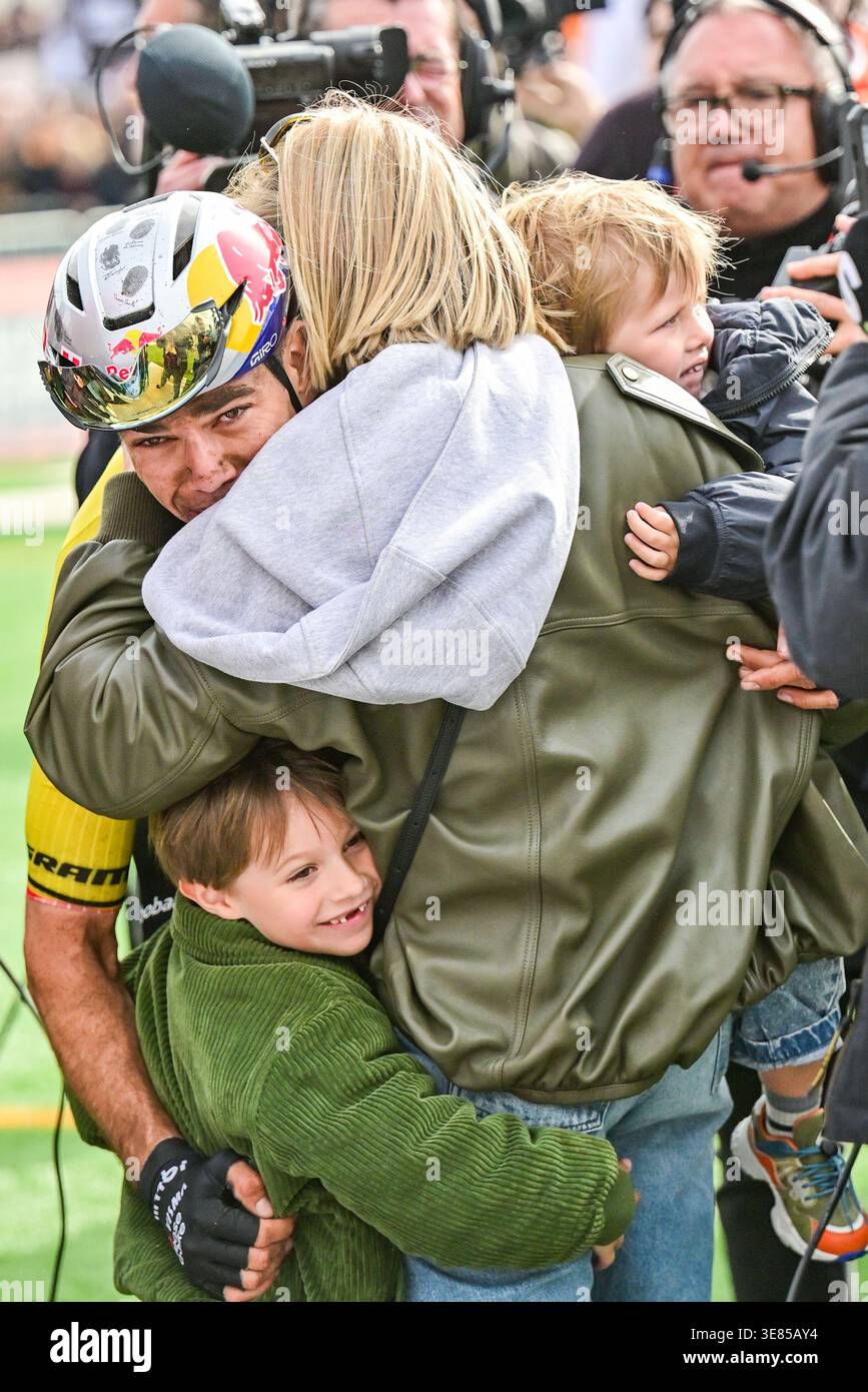 Wout van Aert's Coach Defends Late Travel and Jet Lag Concerns Wout van Aert's Coach Defends Late Travel and Jet Lag Concerns