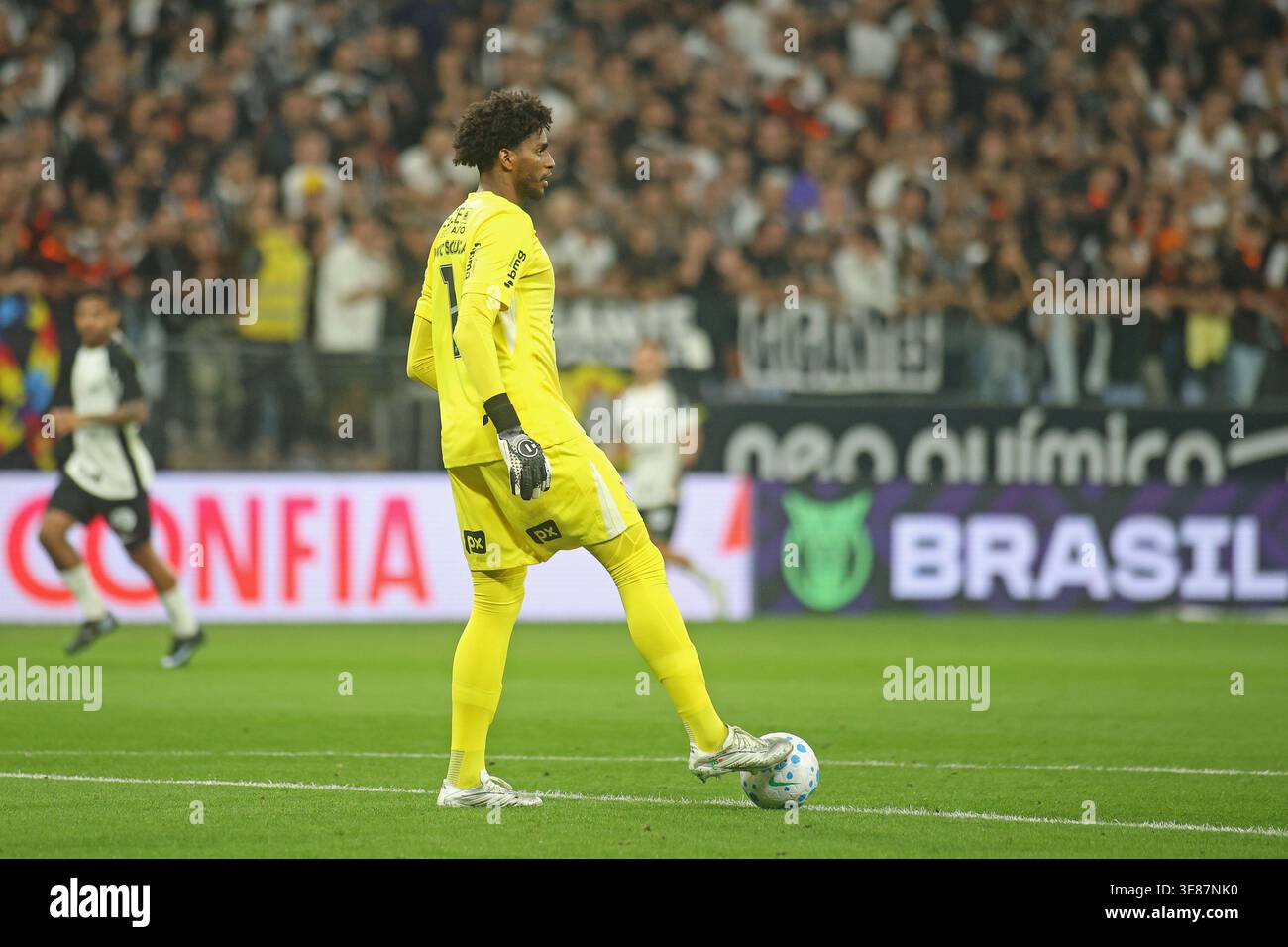 Sao Paulo, Brazil. 12th Apr, 2026. Goalkeeper Hugo Souza of