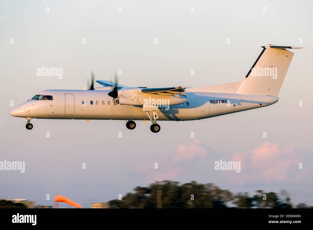 Dash 8 us hi-res stock photography and images - Alamy