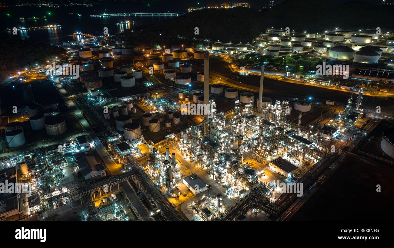 Sprawling petrochemical refinery complex hi-res stock photography and ...