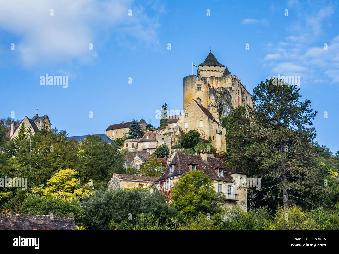 the lofty keep of of the medieval fortress Château de Castelnaud comanding the valley of the Gordgne river from the hillside, Dordogne département in Stock Photo