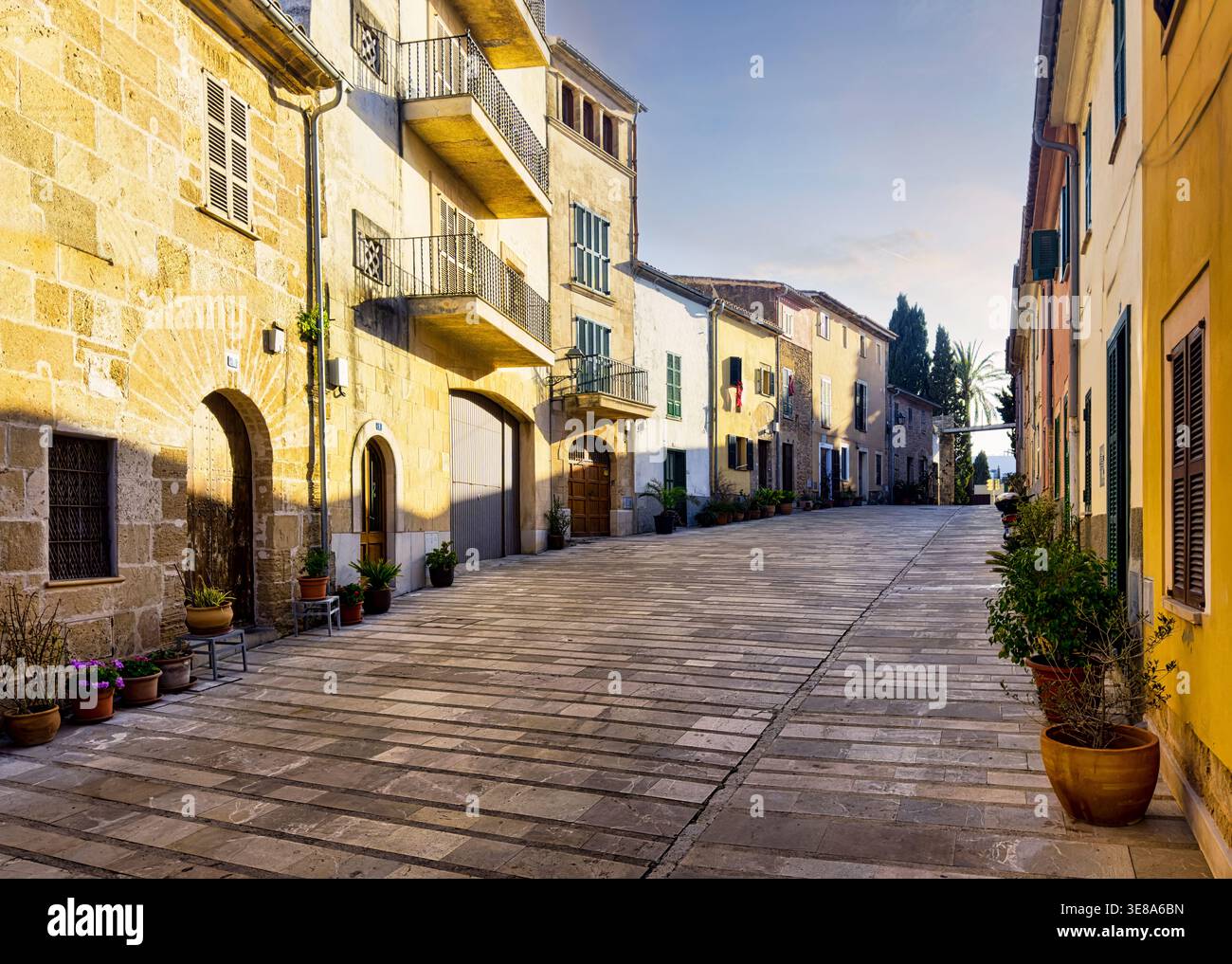 Street Scene, Traditional Architecture, Alcúdia, Mallorca, Balearic Islands, Spain, Europe Stock Photo