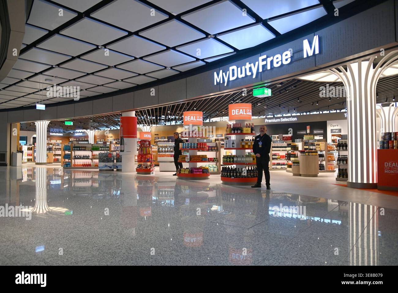 Duty free shop munich hi-res stock photography and images