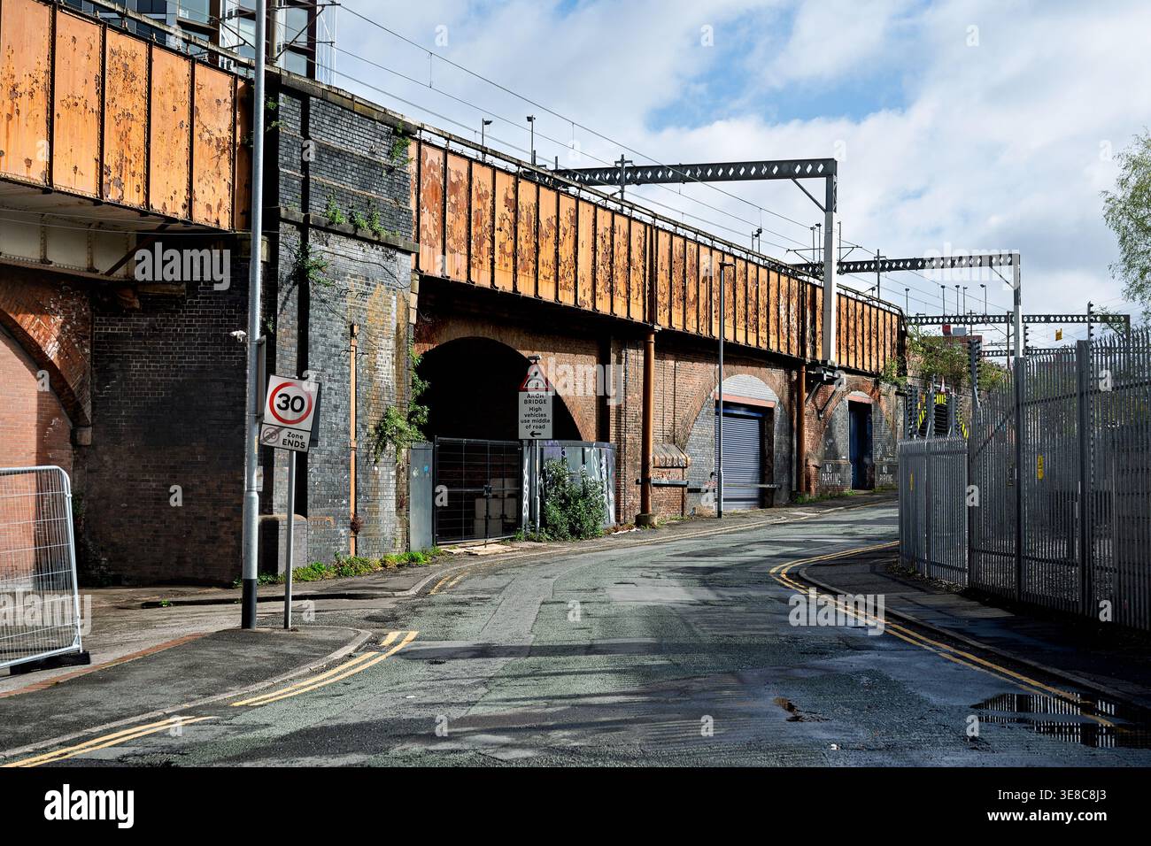 Urban/street Runder Manchester city center features a weathered railway arch structure and ...
