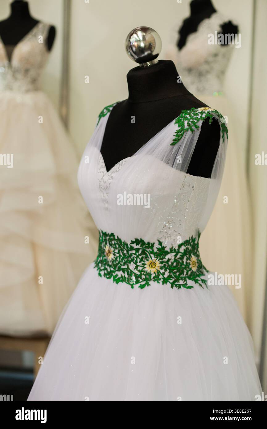 2019 wedding season fashion display hi-res stock photography and images - Alamy 2019 wedding season fashion display hi-res stock photography and images - Alamy