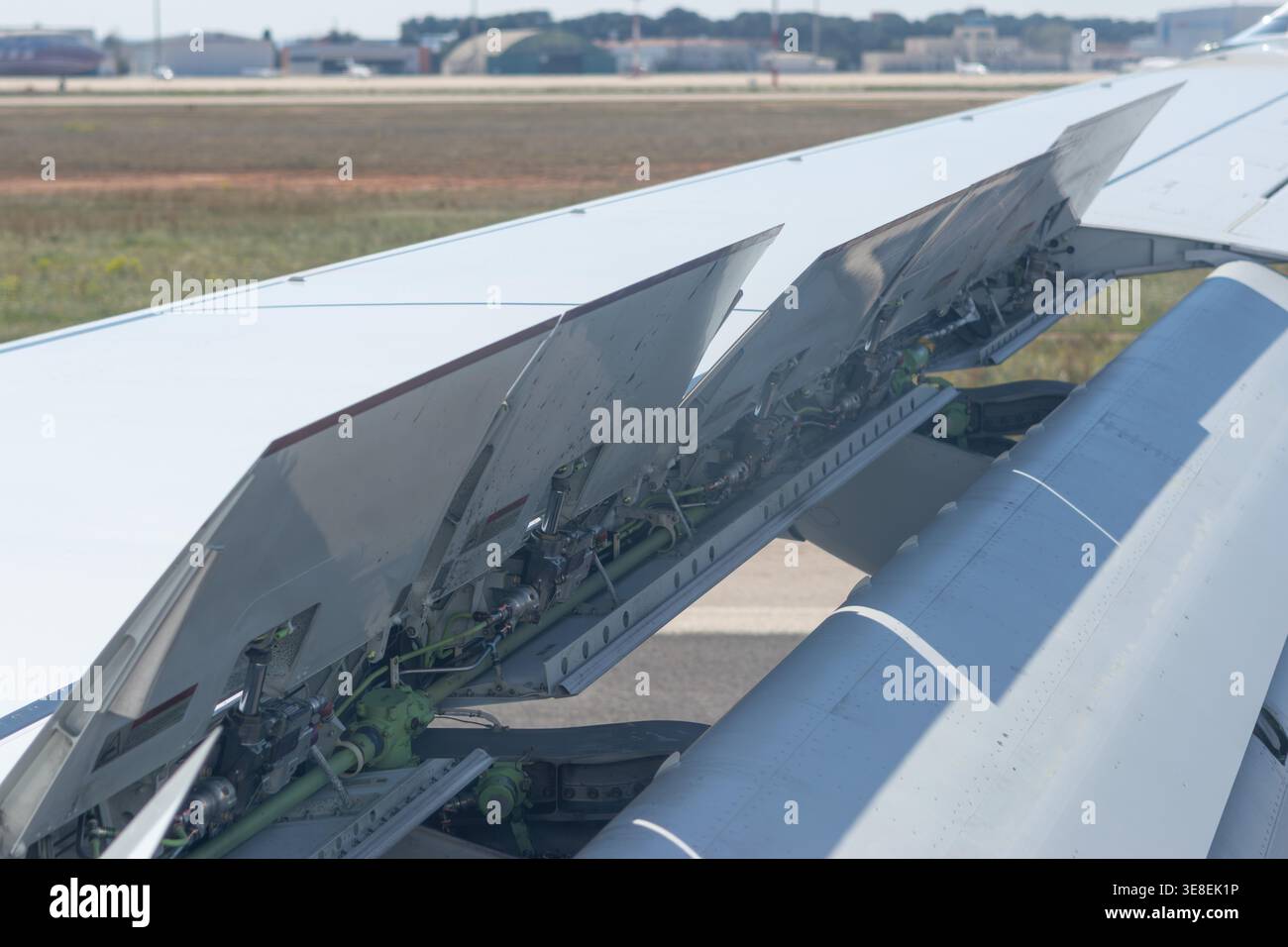 Airplane landing wing view hi-res stock photography and images - Alamy