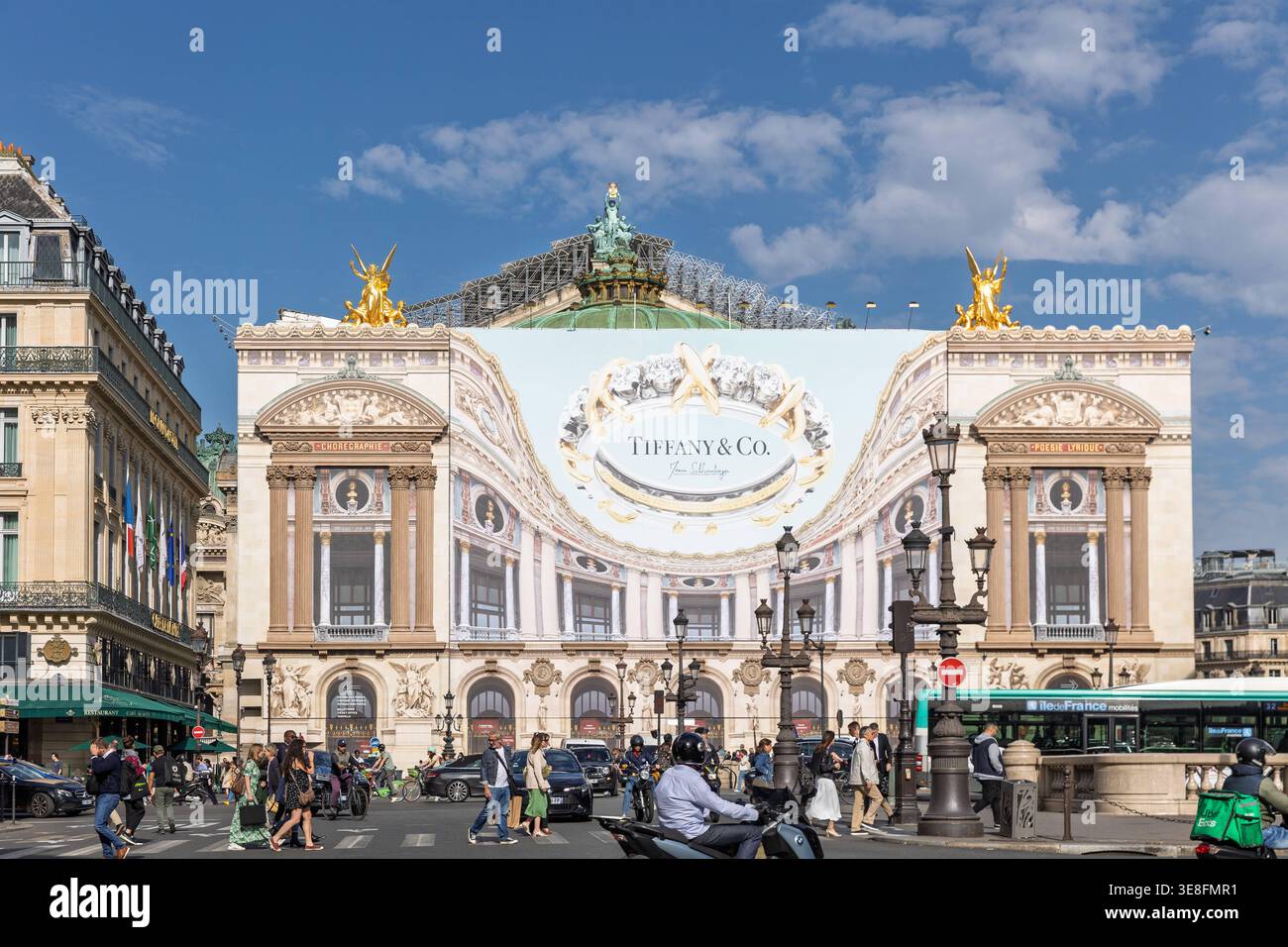 Das berühmte Opernhaus Palais Garnier in Paris präsentiert sich mit ...