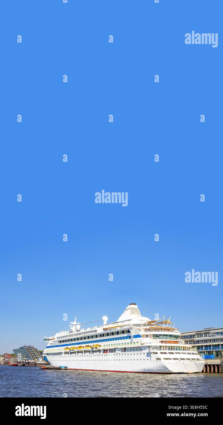 Cruise ship in port hi-res stock photography and images - Alamy