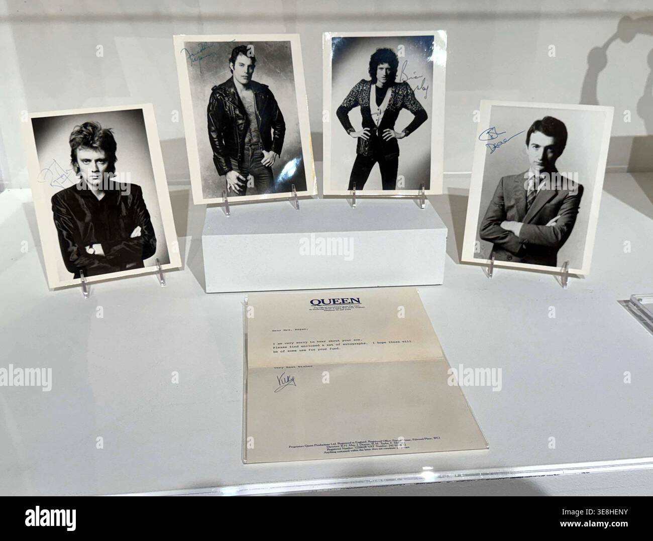 John deacon queen 1980 hi-res stock photography and images - Alamy