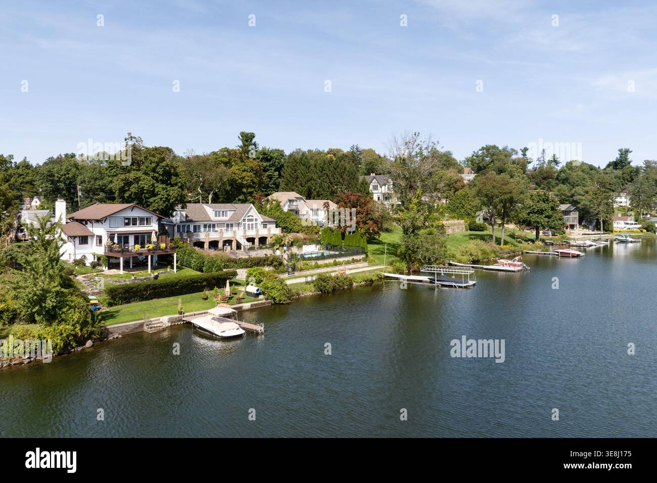 Waterfront homes private docks hi-res stock photography and images - Alamy