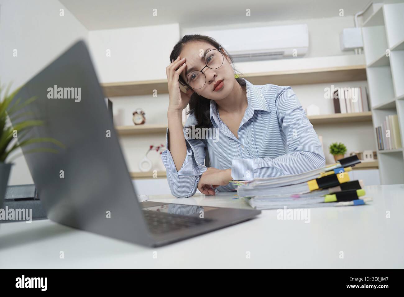 Buerosyndrom und geistige Erschoepfung am Arbeitsplatz Stock Photo