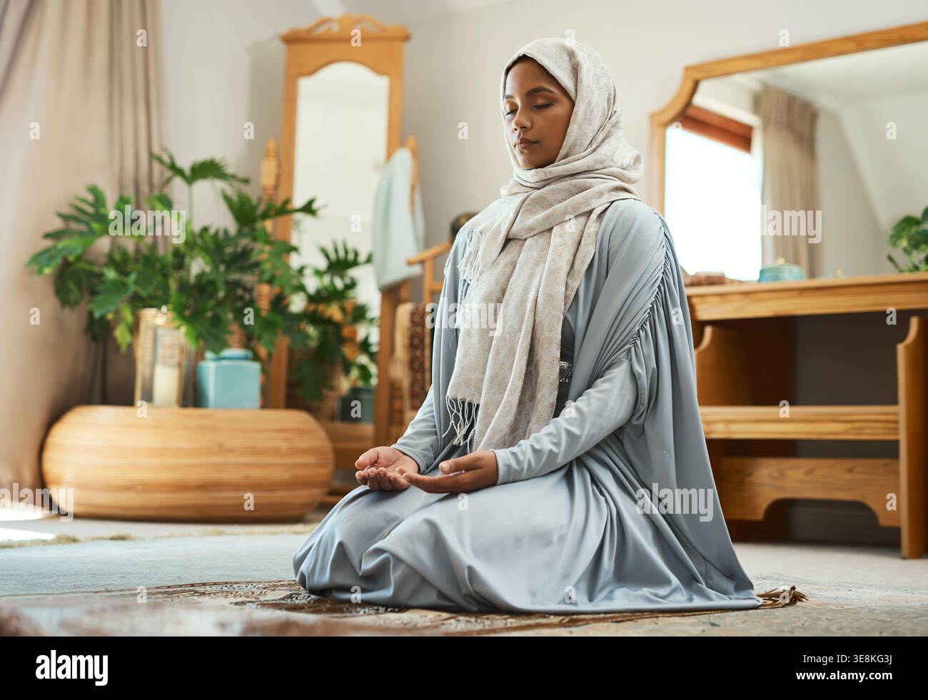 Muslim woman kneeling on floor hi-res stock photography and images - Alamy